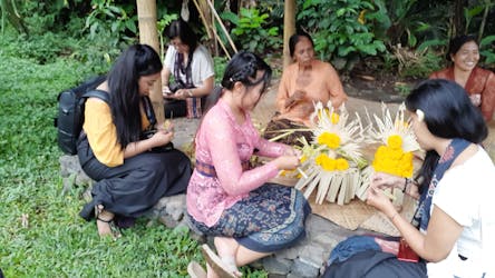 Atelier d’offrande de rituels hindous de Bali